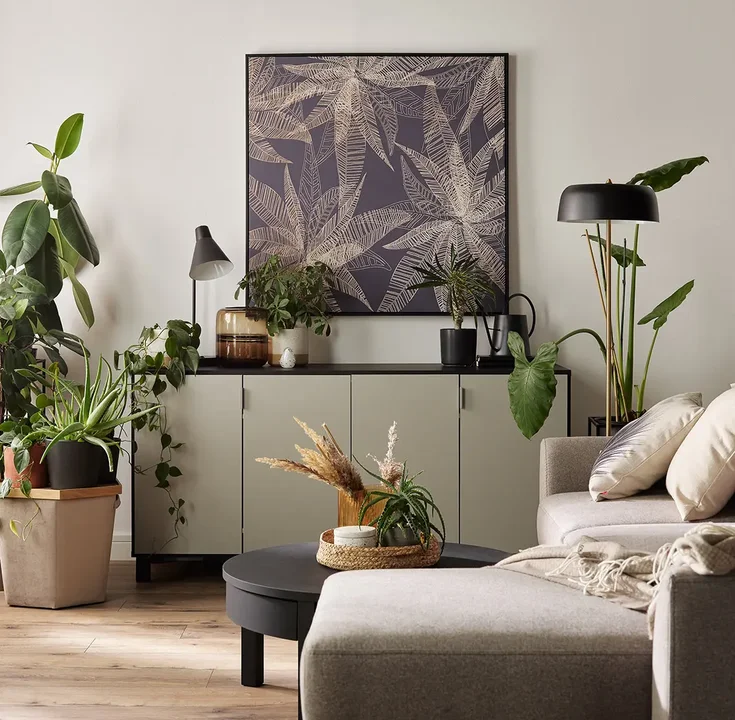 Nowoczesny salon z zieloną dekoracją i dużą grafiką